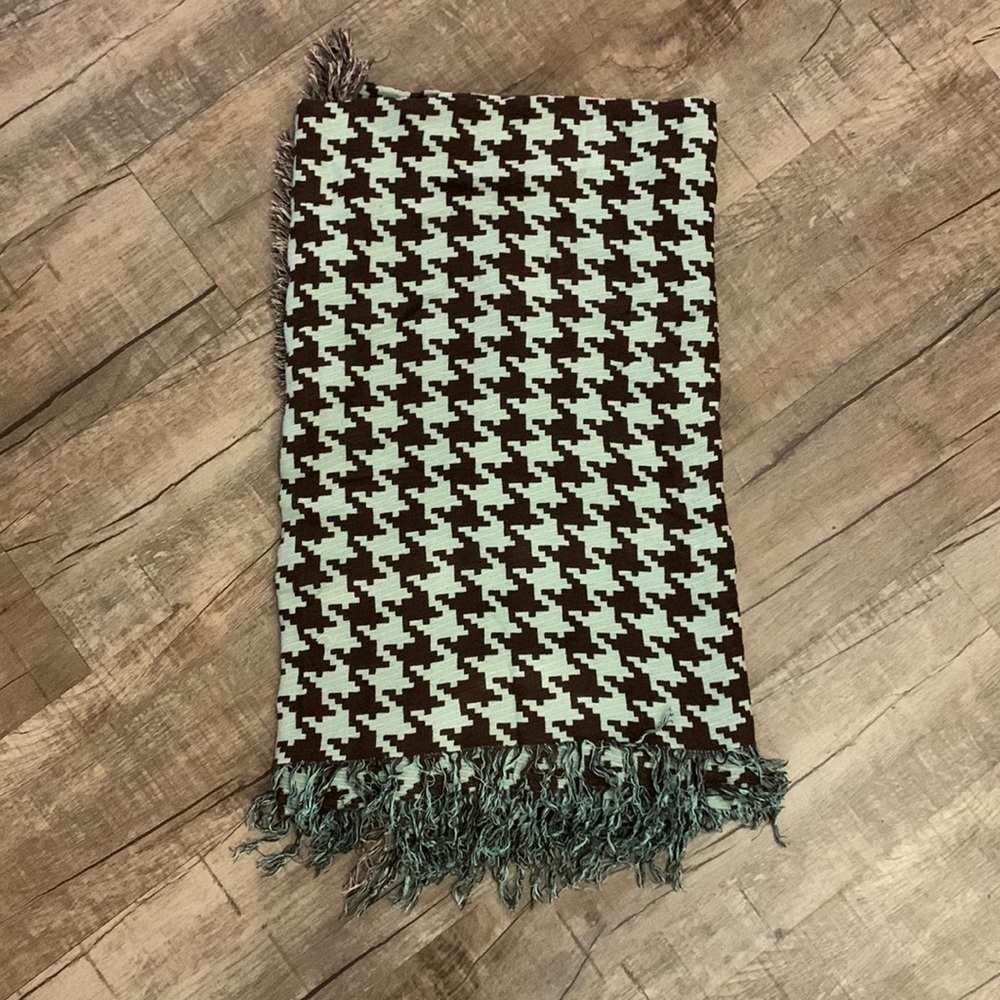 Houndstooth Print Lightweight Throw Blanket
